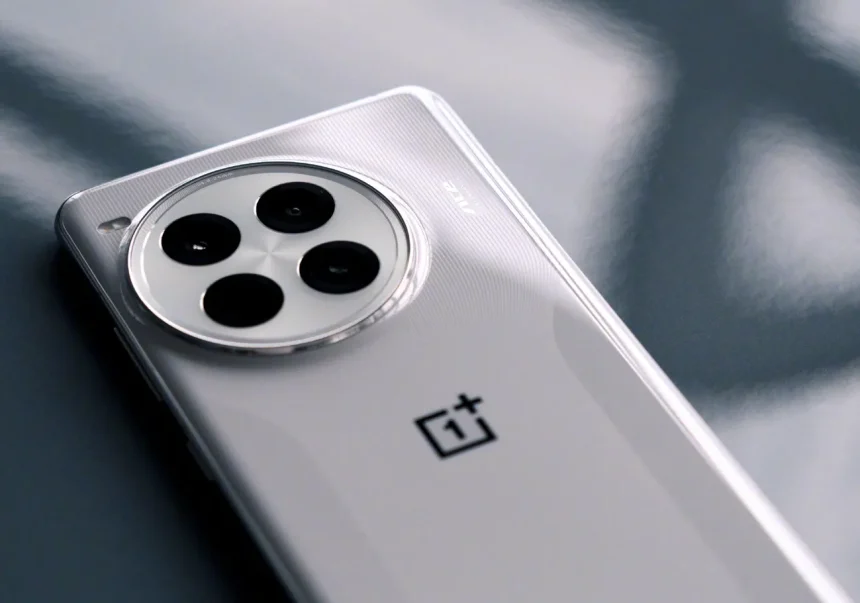 Baltas išmanusis telefonas su keturgube kamera OnePlus Ace 5