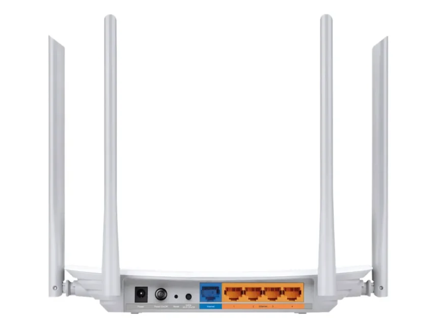 Keturių antenų WiFi maršrutizatorius su Ethernet ir interneto prievadais, matomas iš galinės pusės.