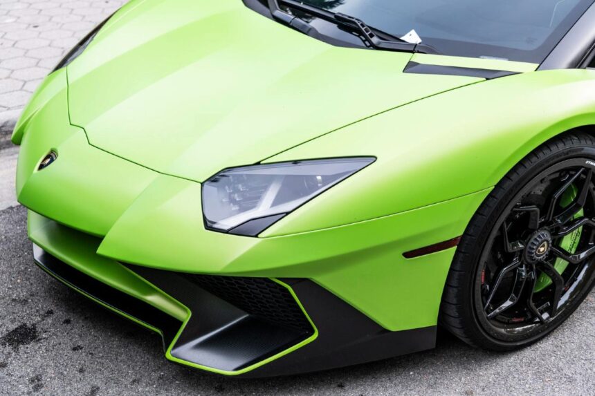 Anglies pluoštas automobiliuose