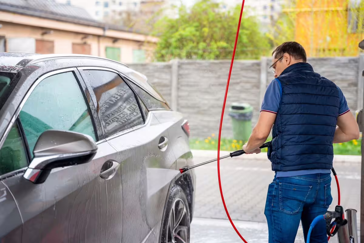 Automobilio plovimas vasarą