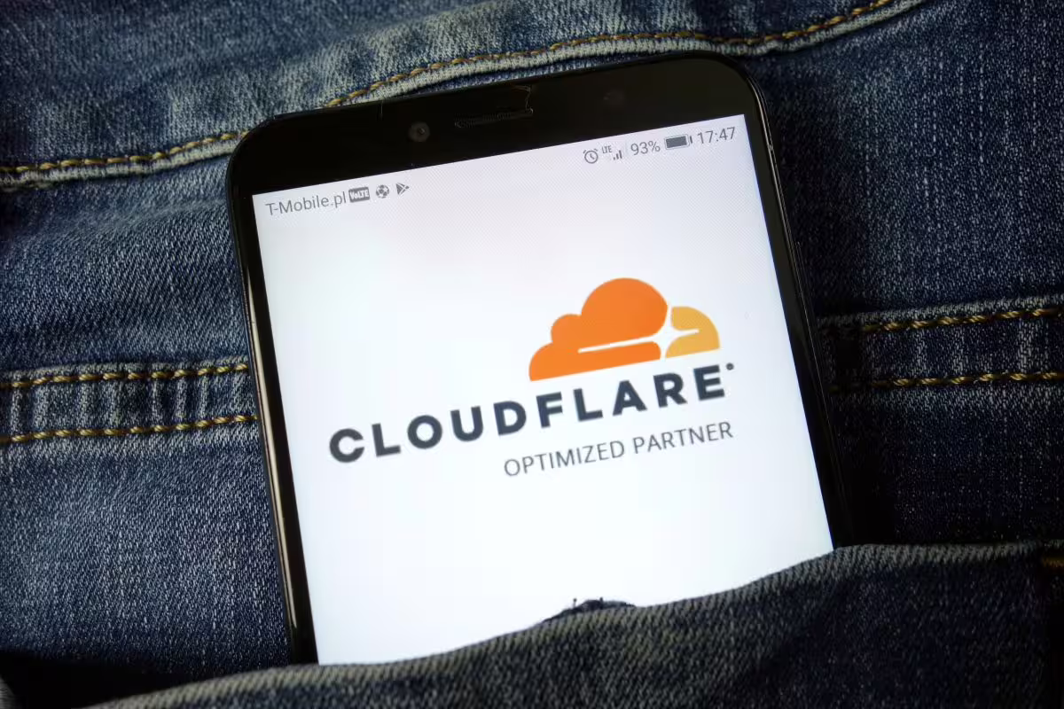 Cloudflare sustabdė ataką / Piotr Swat / Shutterstock.com