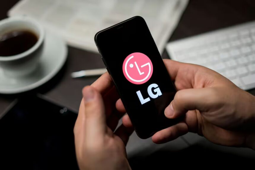 LG telefonas / Zurijeta / Shutterstock.com