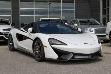 McLaren automobilis / Jonathan Weiss / Shutterstock.com
