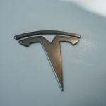Tesla logotipas / NorthSky Films / Shutterstock.com