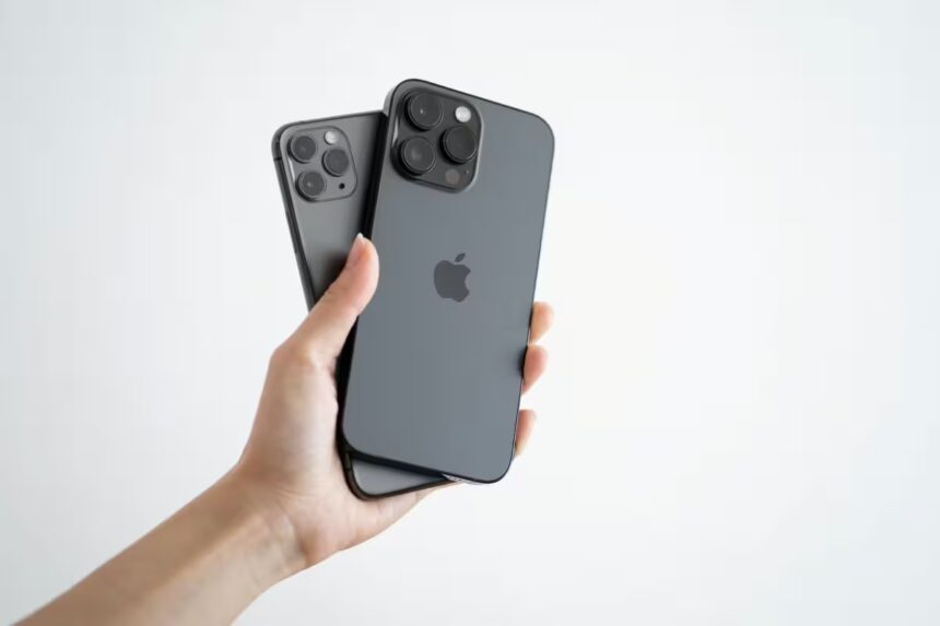 iPhone telefonai rankoje / umitc / Shutterstock.com