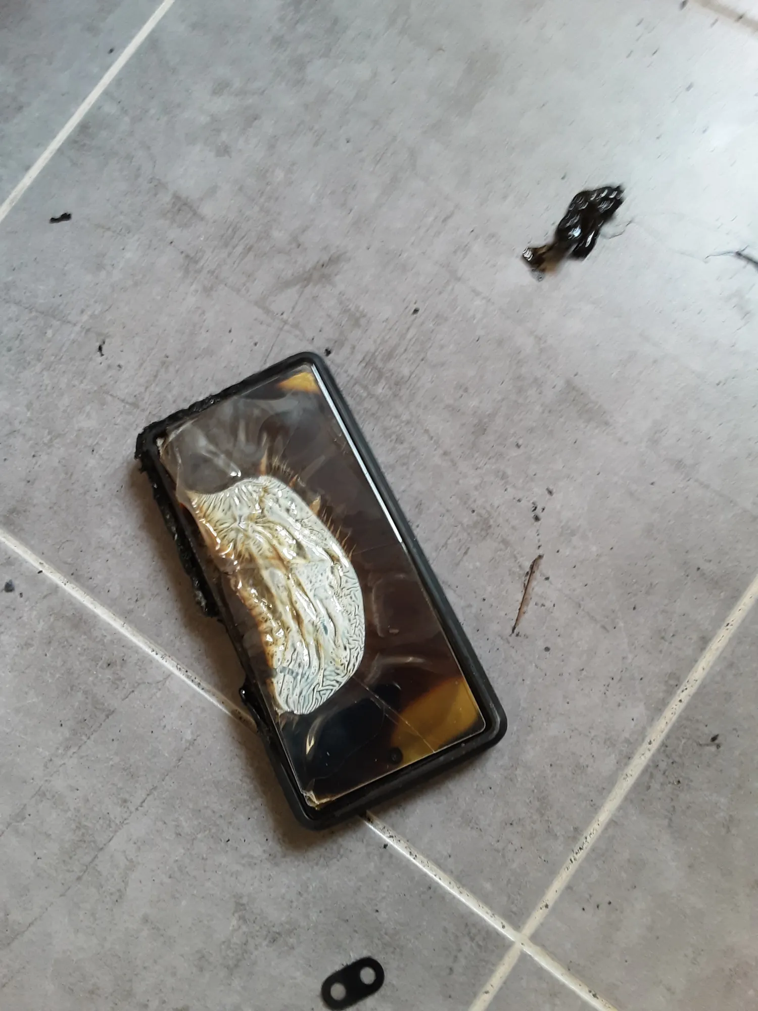 Užsidegė "Google Pixel 6a"