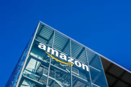 "Amazon" atleidžia darbuotojus / dvoevnore / Shutterstock.com