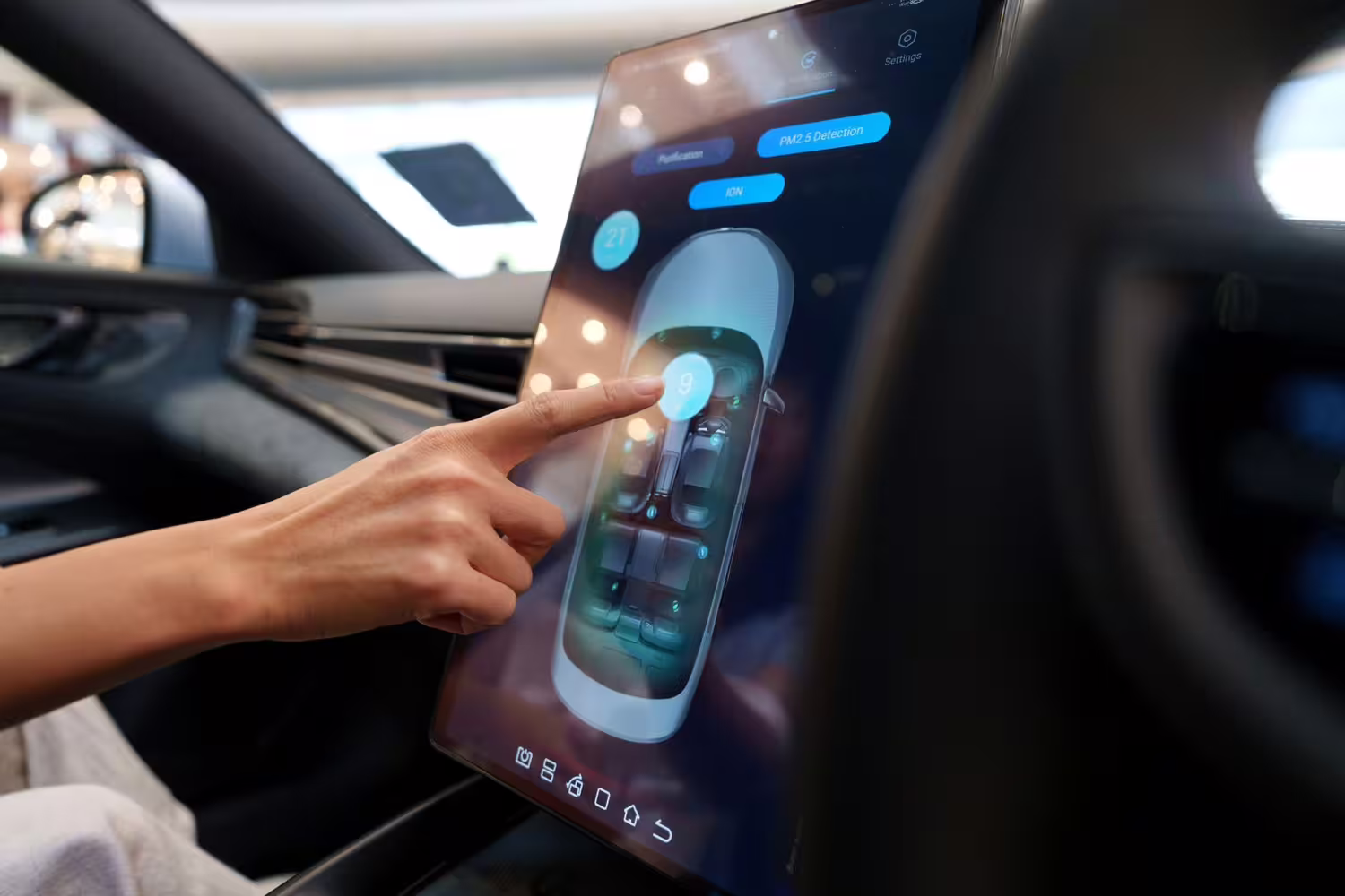 BYD automobilio centrinė konsolė / TY Lim / Shutterstock.com