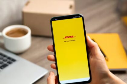 DHL programėlė / Tutatamafilm / Shutterstock.com
