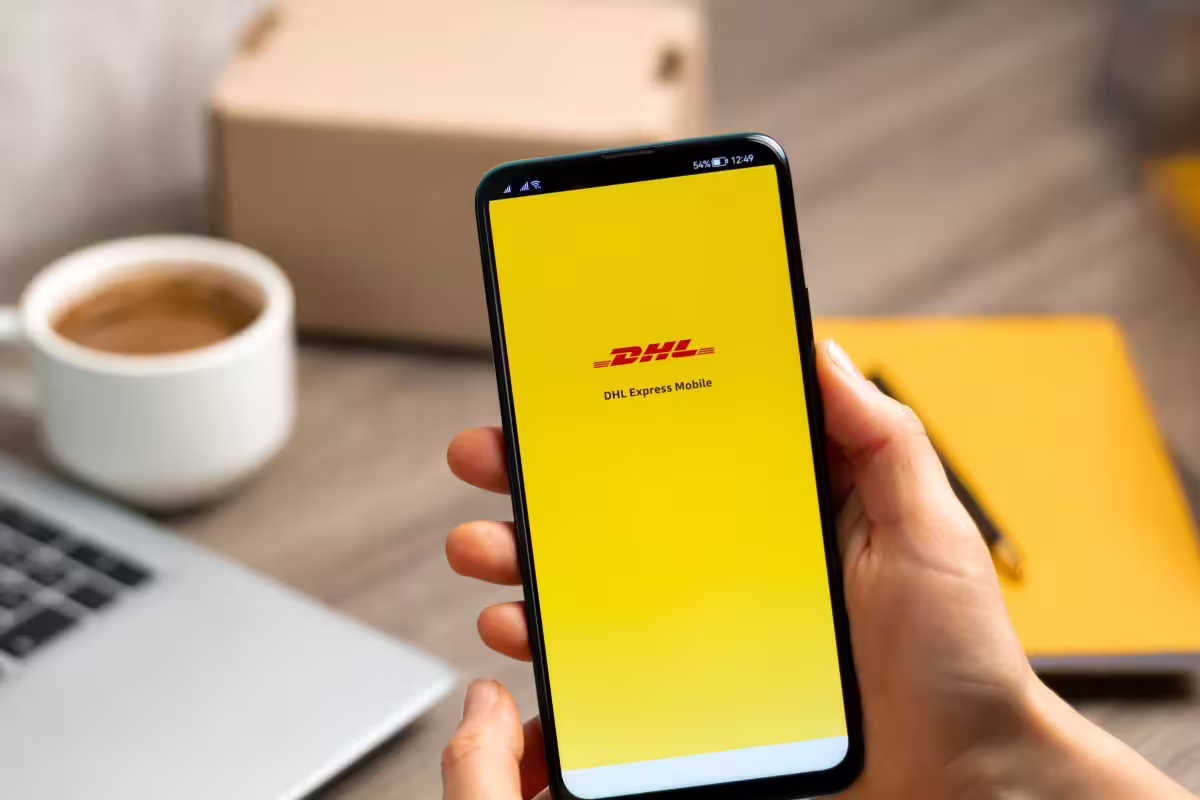 DHL programėlė / Tutatamafilm / Shutterstock.com