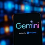 Google Gemini jūsų telefone / gguy / Shutterstock.com
