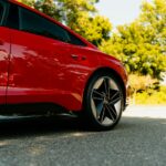 Nestatykite automobilio po medžiais
