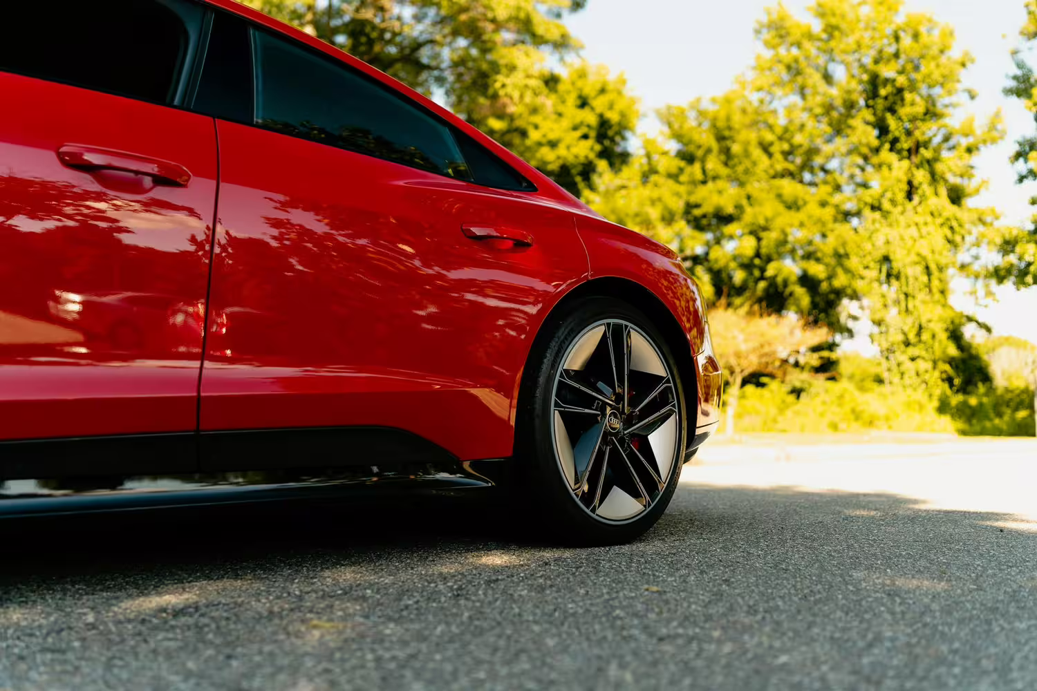 Nestatykite automobilio po medžiais