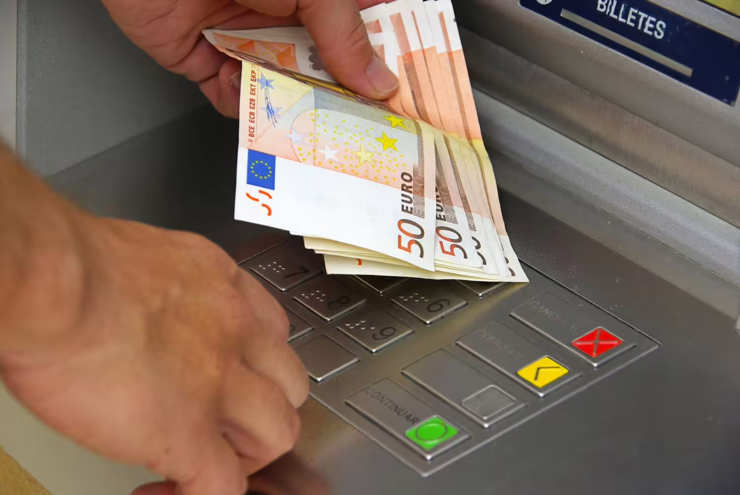 Pinigų įdėjimas į bankomatus
