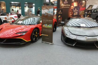 Prekybos centro viduje išrikiuoti prabangūs sportiški „Ferrari SF90 Stradale“ ir „Lamborghini Aventador LP 700 4“ / William's photo / Shutterstock.com