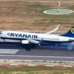 Ryanair lėktuvas leidžiasi take / Markus Mainka / Shutterstock.com