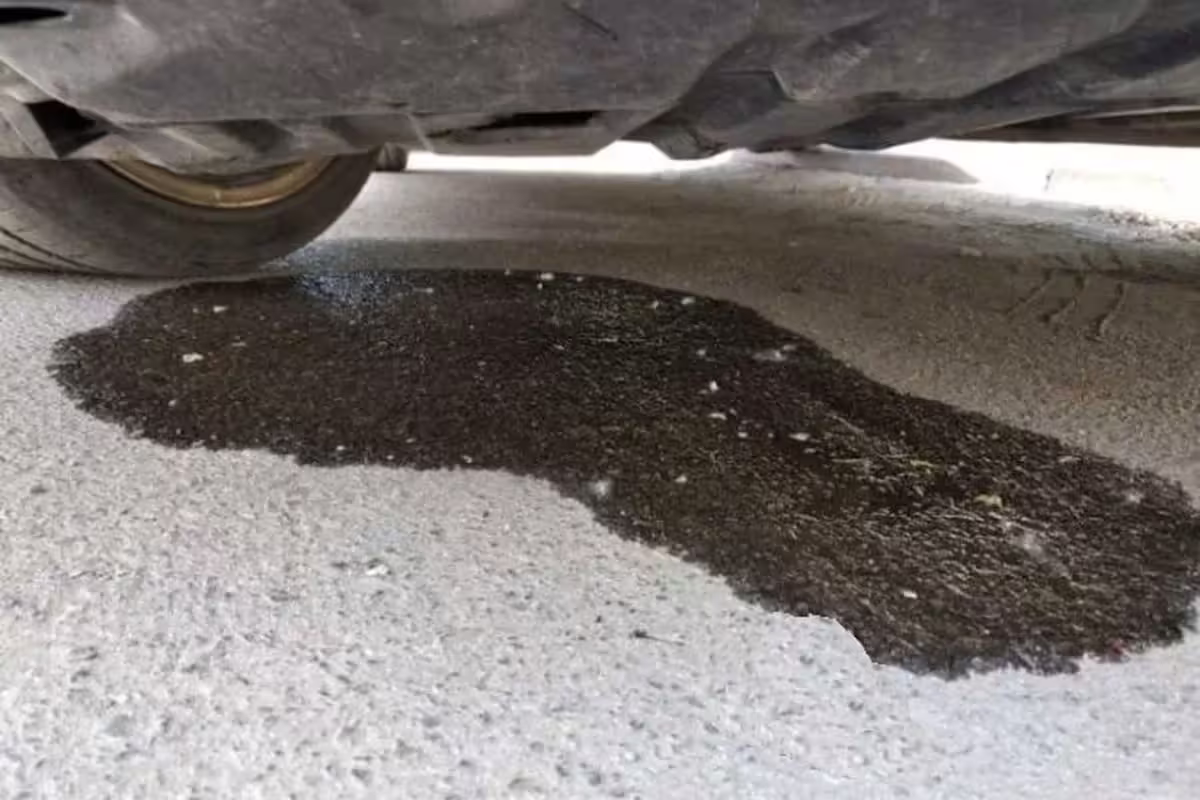 Skystis po automobilio apačia