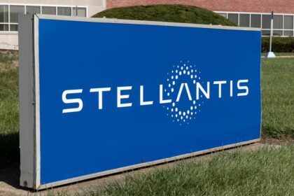 Stellantis bendrovės logotipas / Jonathan Weiss / Shutterstock.com