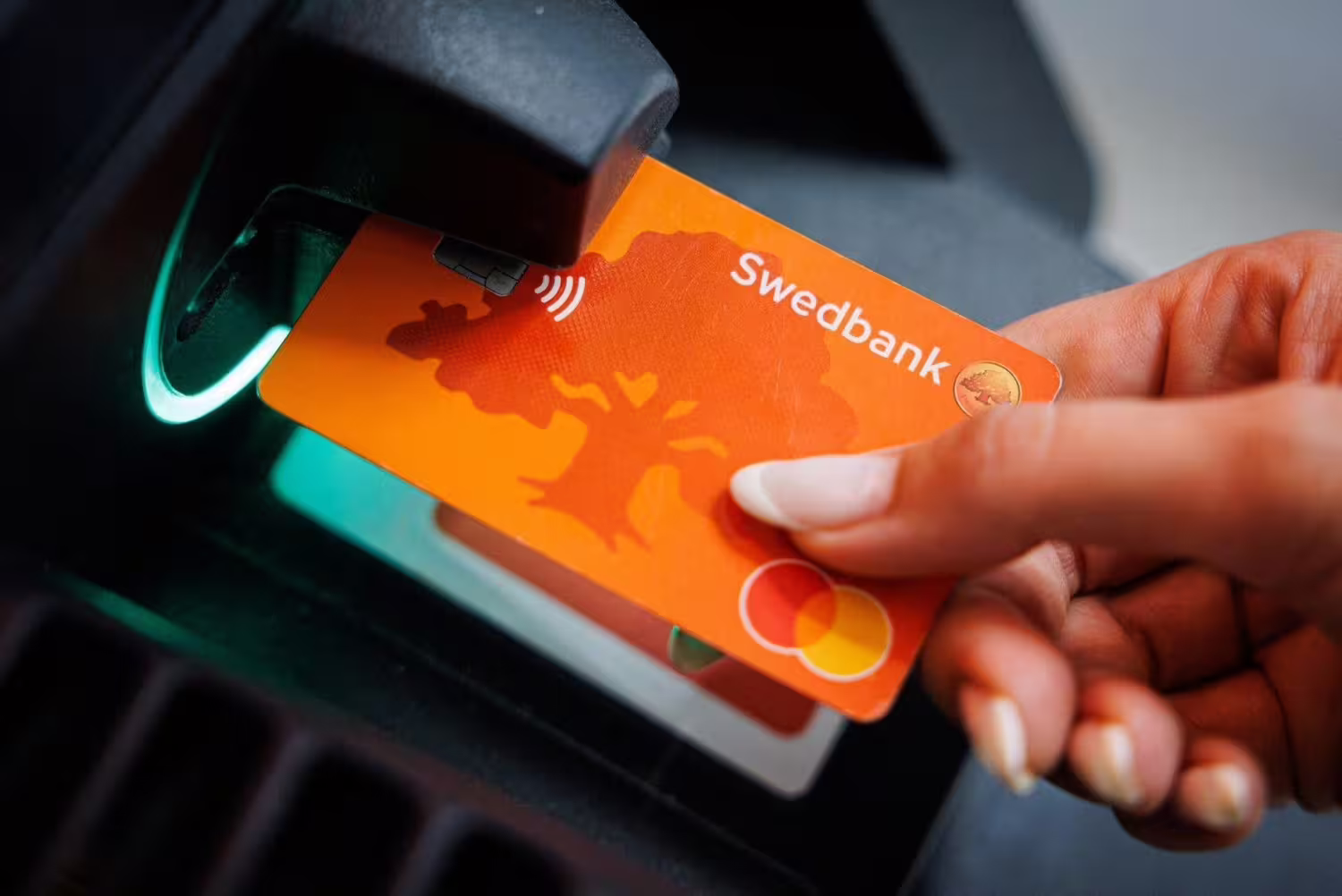 Swedbank kortelė bankomate / Martin Ahven nuotr. / ohtuleht.ee
