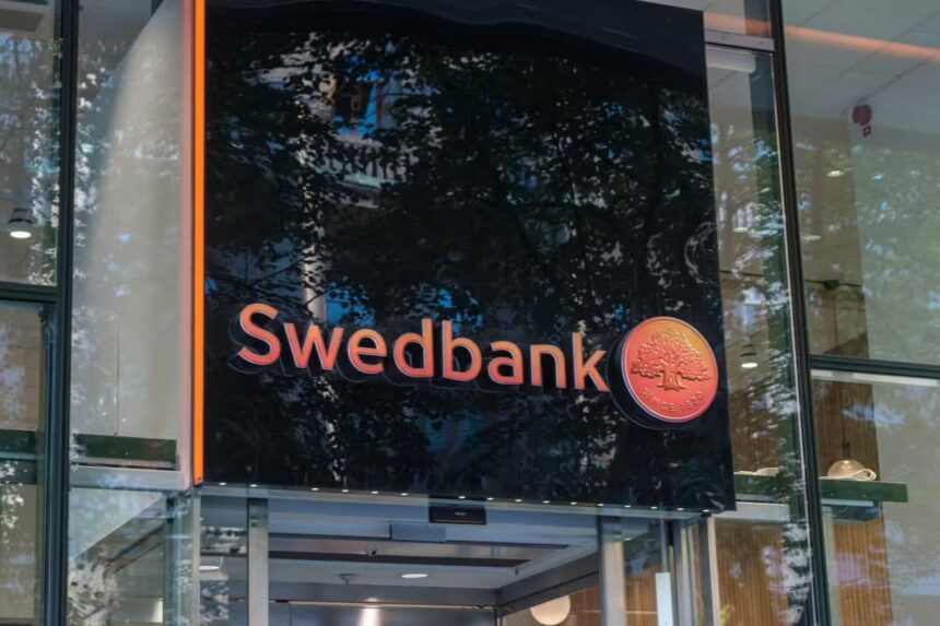 Swedbank logotipas ant pastato / Robson90 / Shutterstock.com