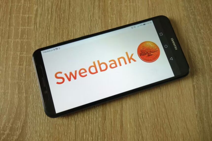 Swedbank logotipas telefone / Piotr Swat / Shutterstock.com