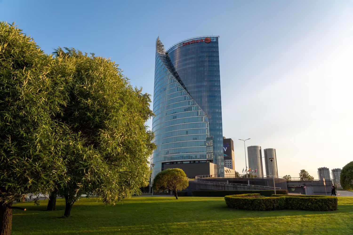 Swedbank pastatas Latvijoje / Diego Grandi / Shutterstock.com