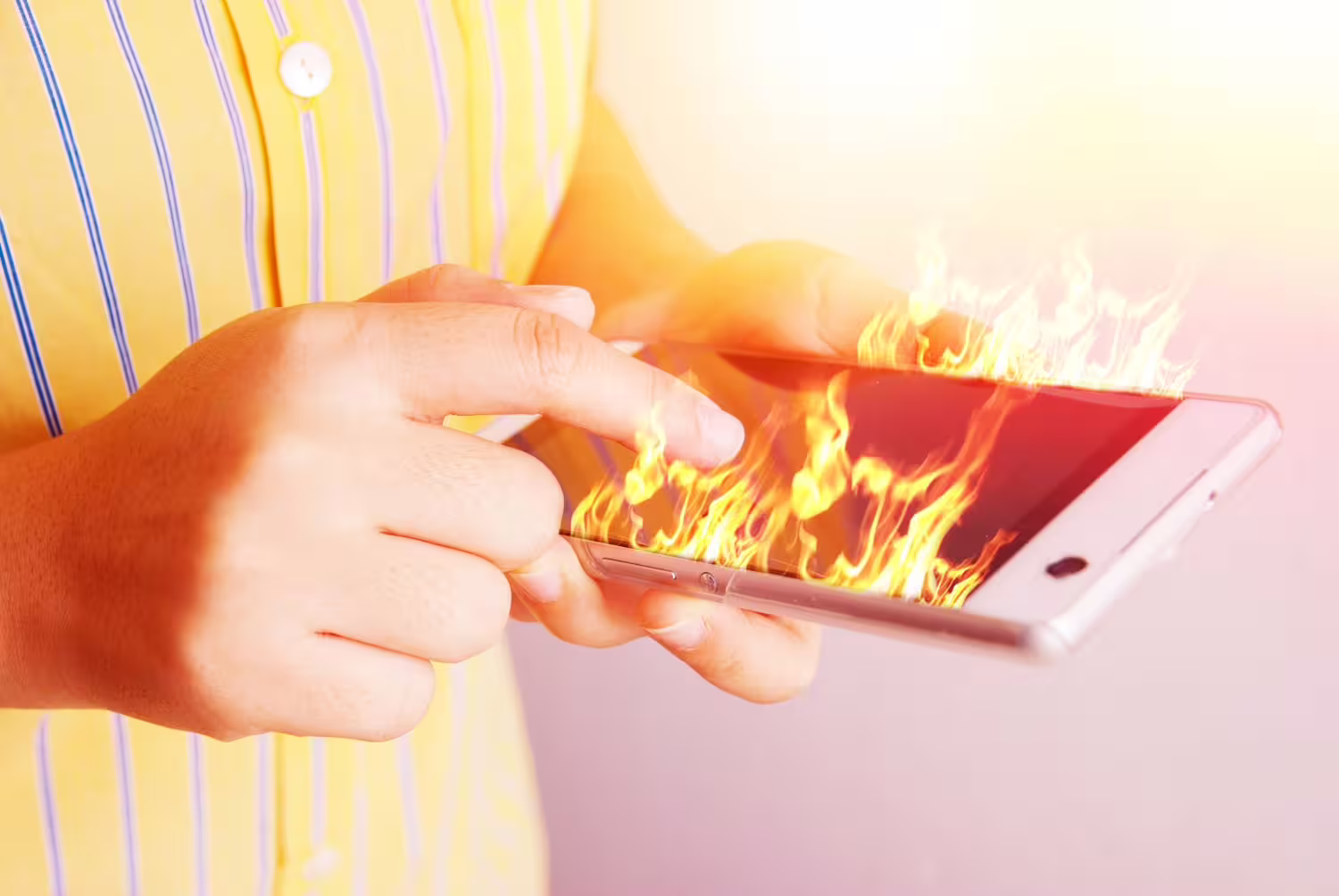 Užsiliepsnojęs telefonas