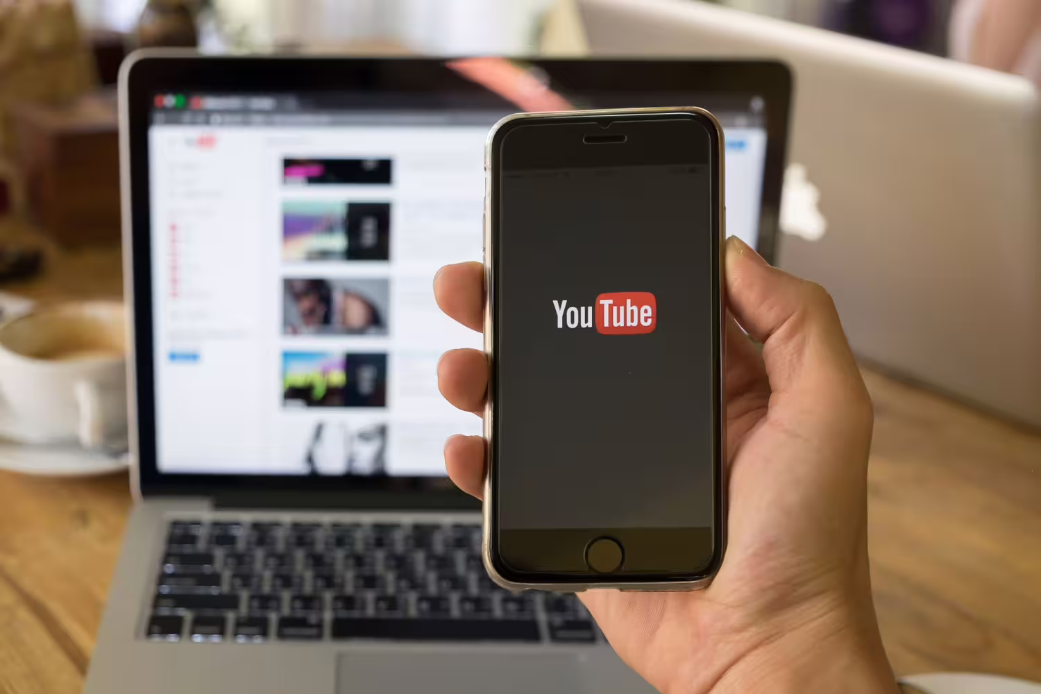 YouTube stipriai keičiasi / Worawee Meepian / Shutterstock.com