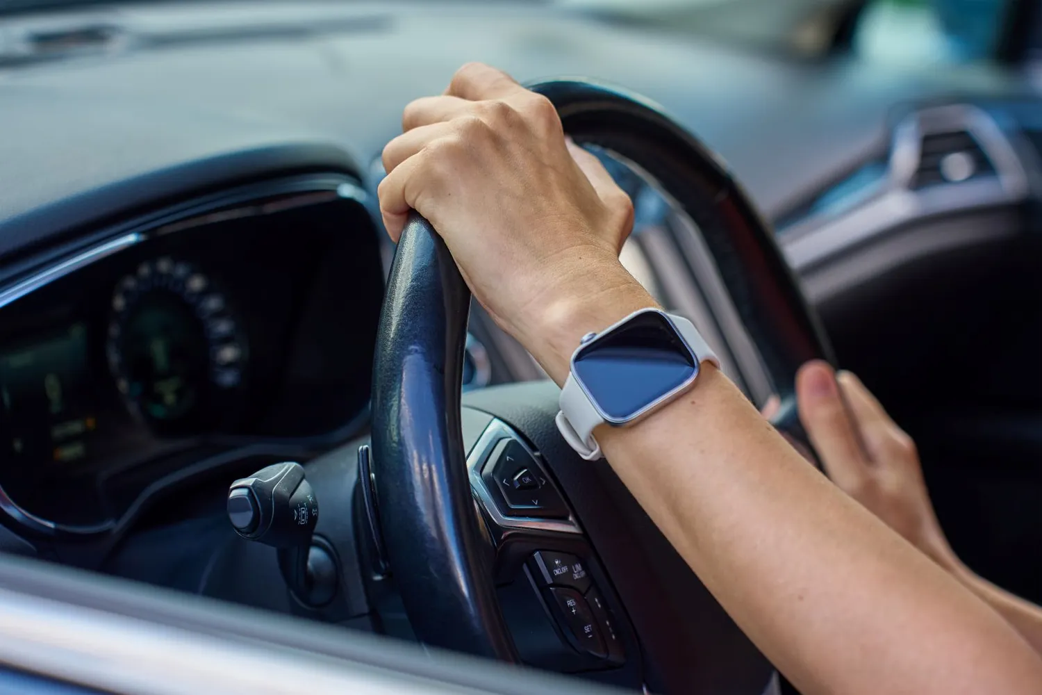 Automobilis su vairo stiprintuvu