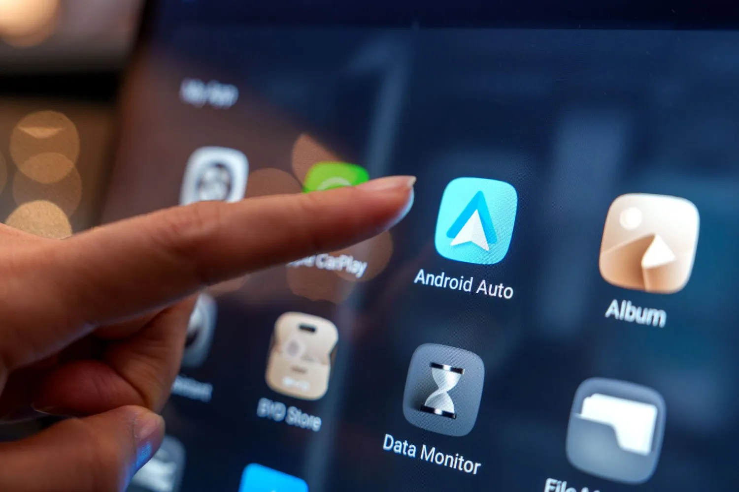 Android Auto 15 / TY Lim / Shutterstock.com