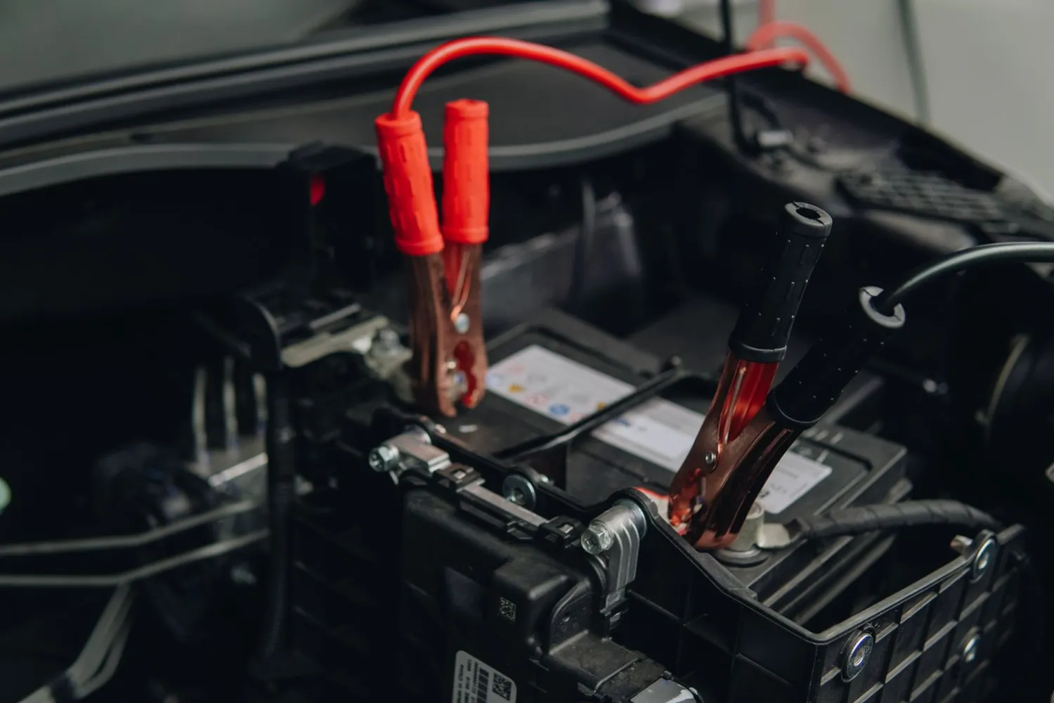 Automobilio užvedimas laidų pagalba