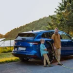 Britai skatins elektromobilių pirkimą