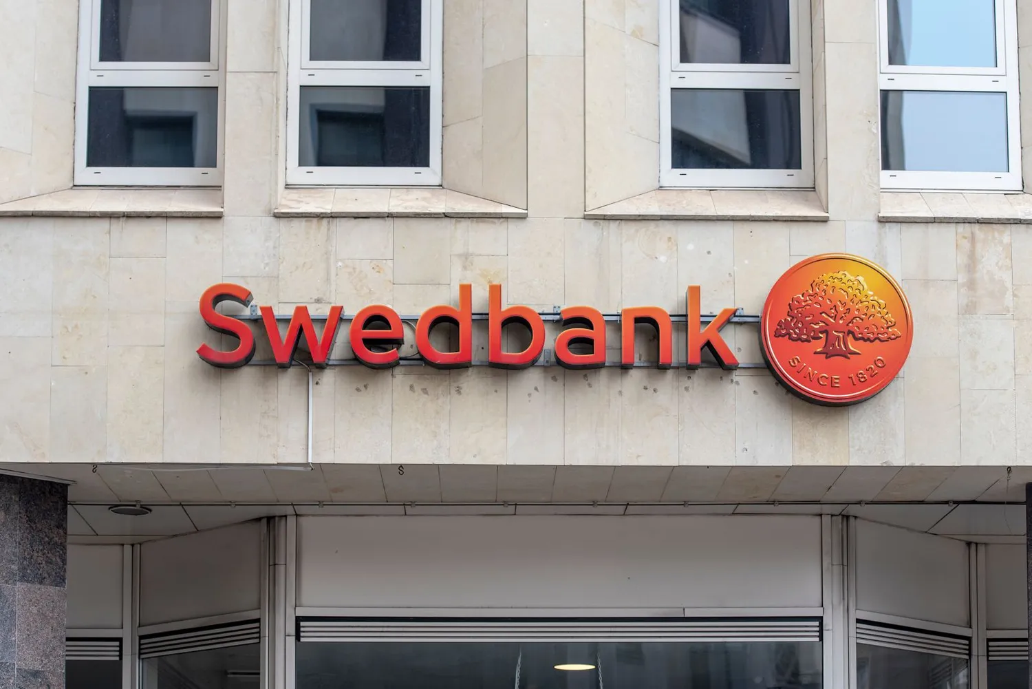 Kils Swedbank paslaugų kainos / Savvapanf Photo / Shutterstock.com