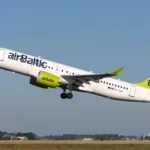 Kylantis AirBaltic lėktuvas / Bjoern Wylezich / Shutterstock.com