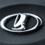 Lada logotipas / ArtEvent ET / Shutterstock.com