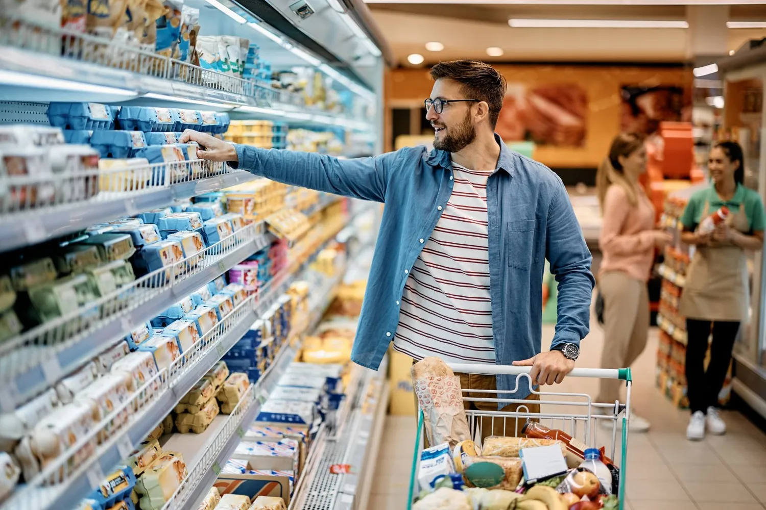 Maisto produktai parduotuvės šaldytuve