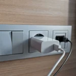 Telefono įkroviklis lizde