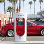 Tesla greito įkrovimo stotelė / Sheila Fitzgerald / Shutterstock.com
