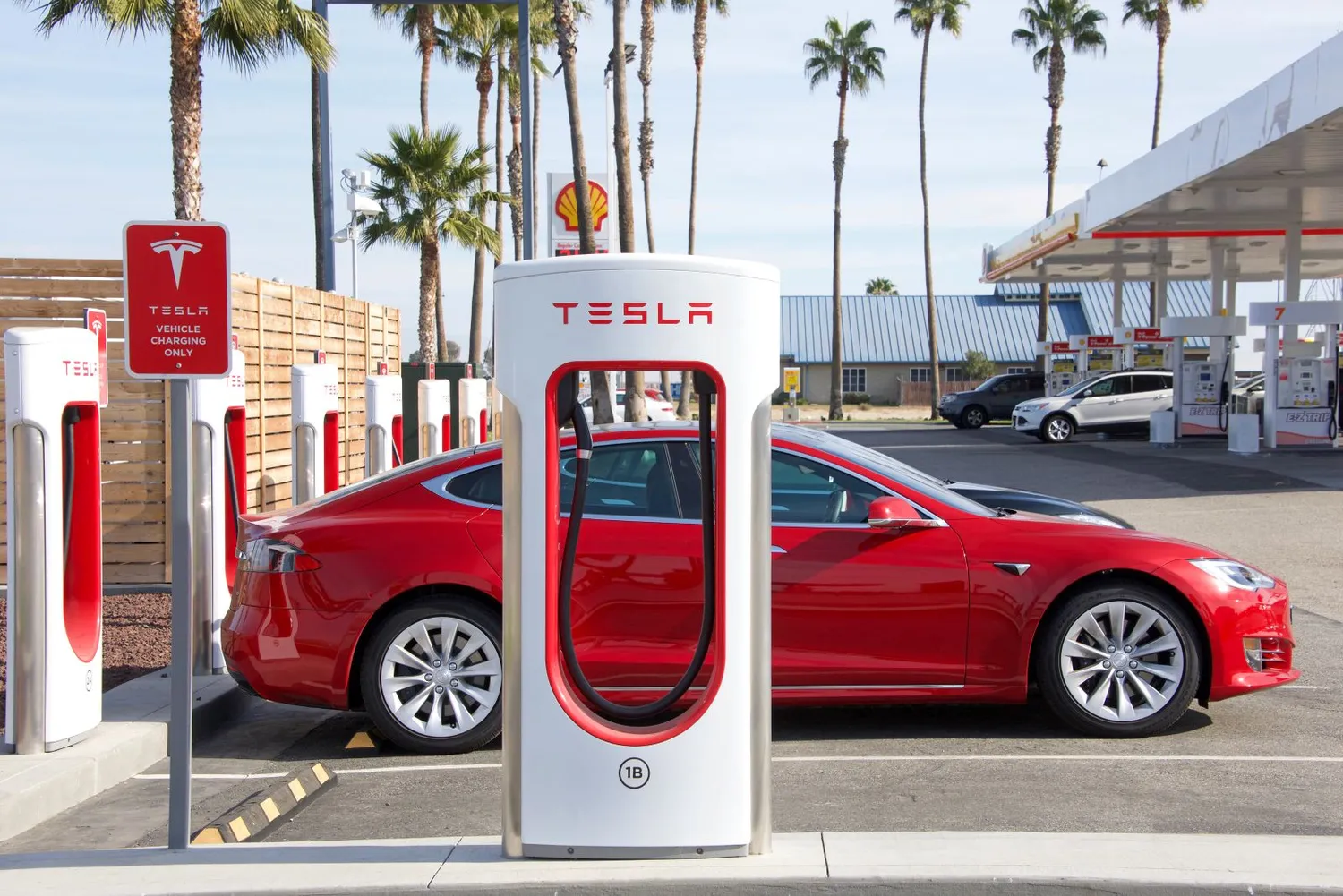 Tesla greito įkrovimo stotelė / Sheila Fitzgerald / Shutterstock.com