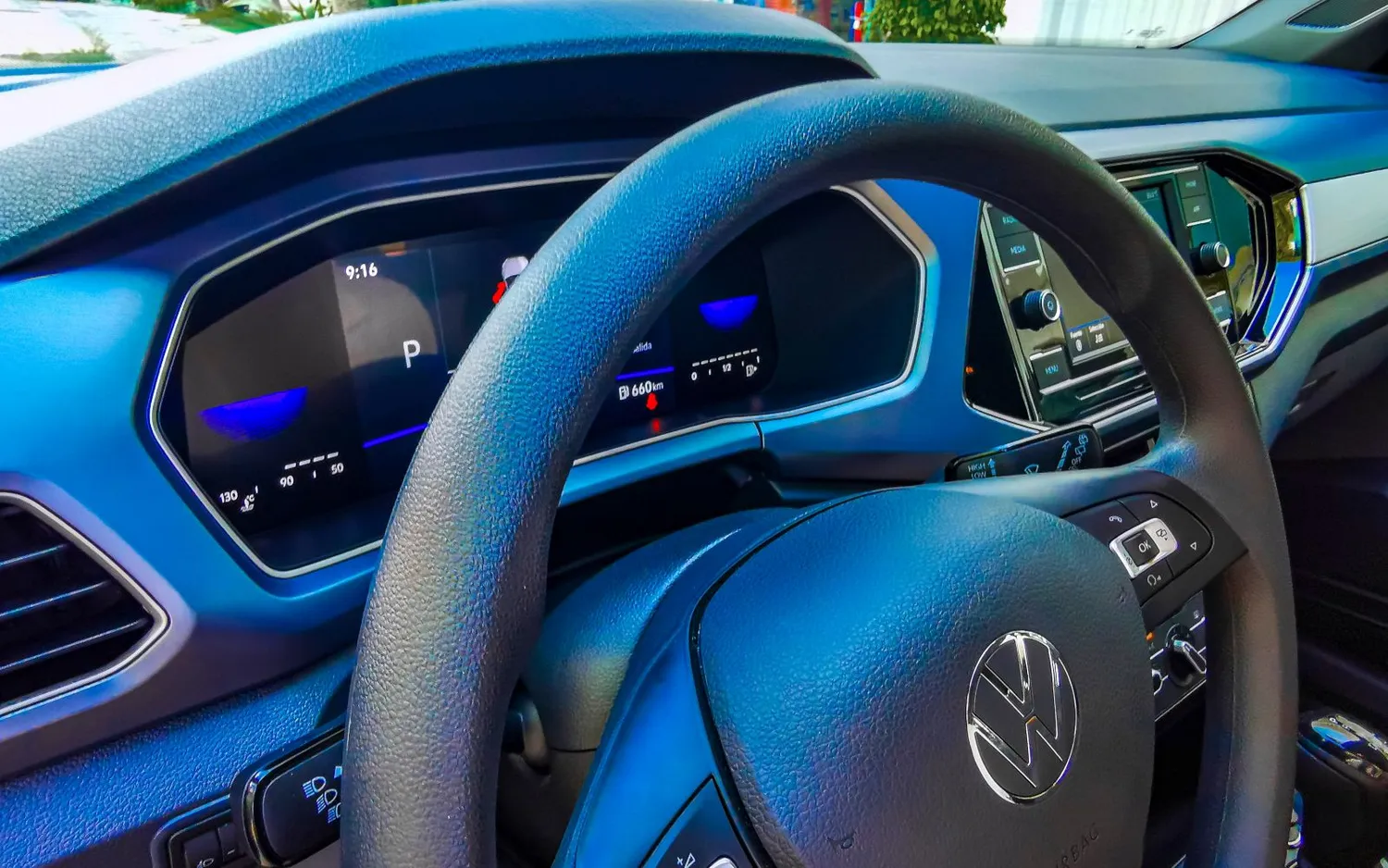 VW automobilio vidus / Arkadij Schell / Shutterstock.com