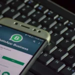 WhatsApp su AI / bangoland / Shutterstock.com