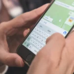 WhatsApp programėlės naudojimas telefone / KYNA STUDIO / Shutterstock.com