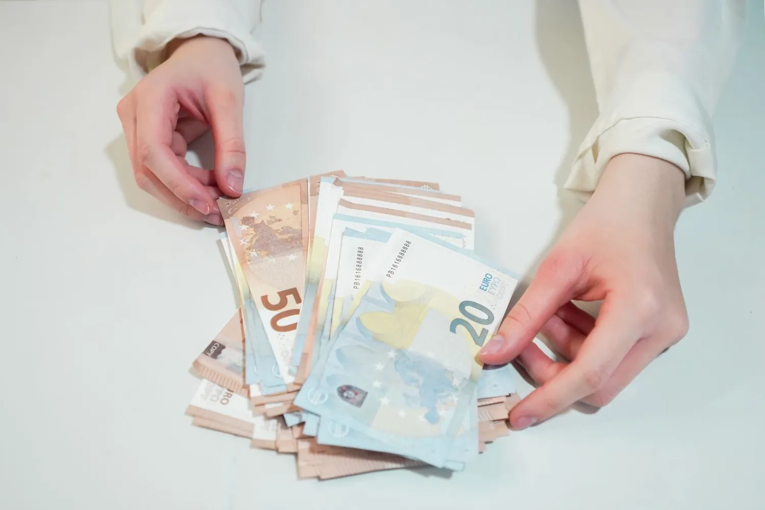 2600 eur atlyginimas