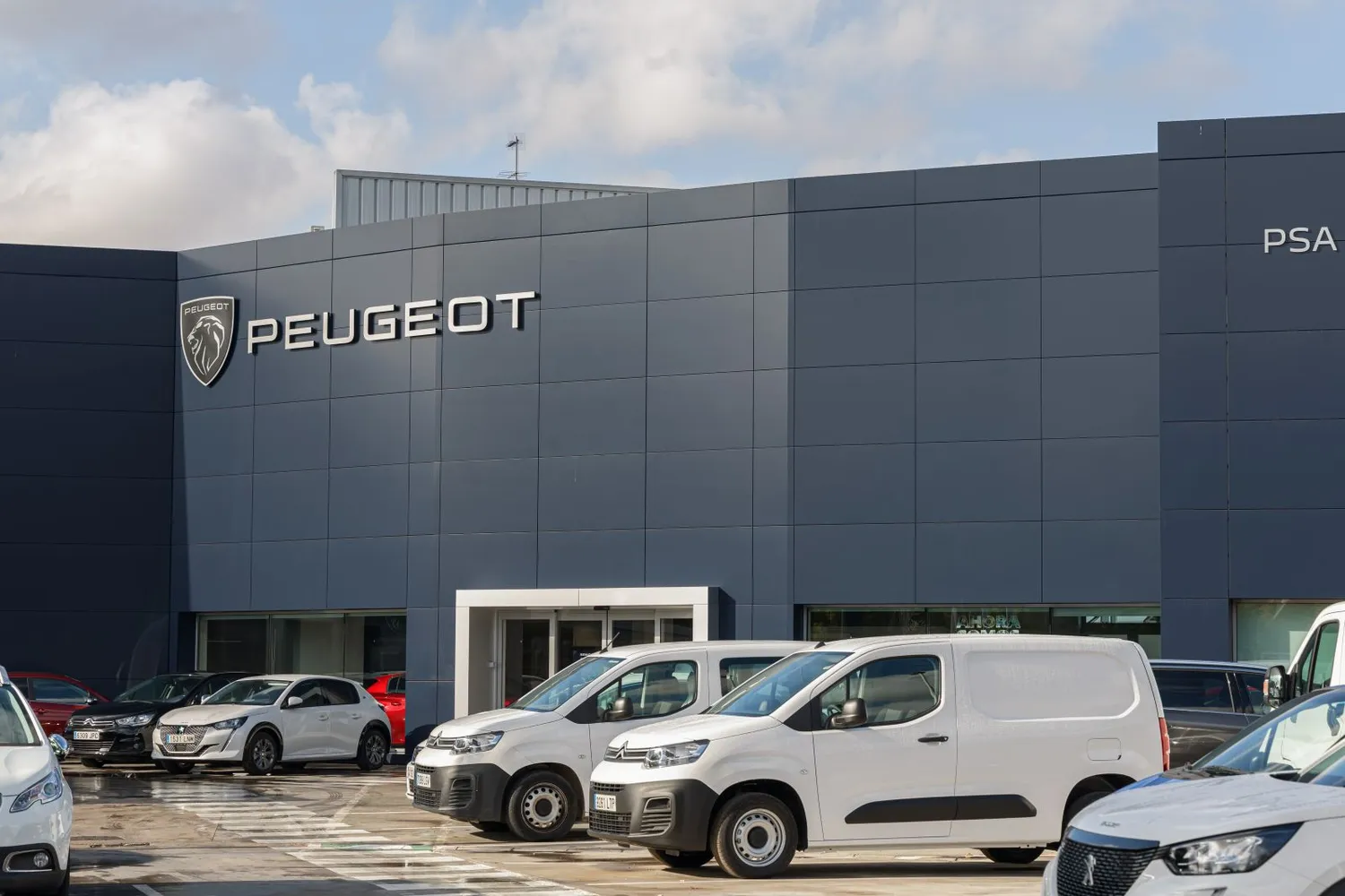 Peugeot gamykla / lma_ss / Shutterstock.com