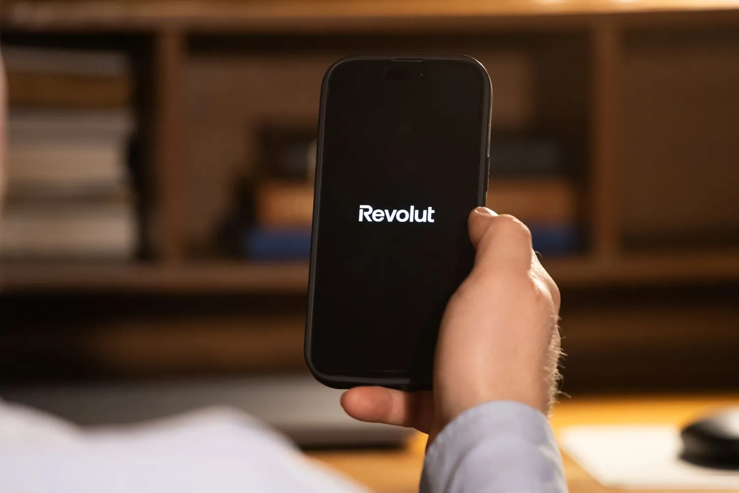 Revolut programėlė / Melinda Nagy / Shutterstock.com