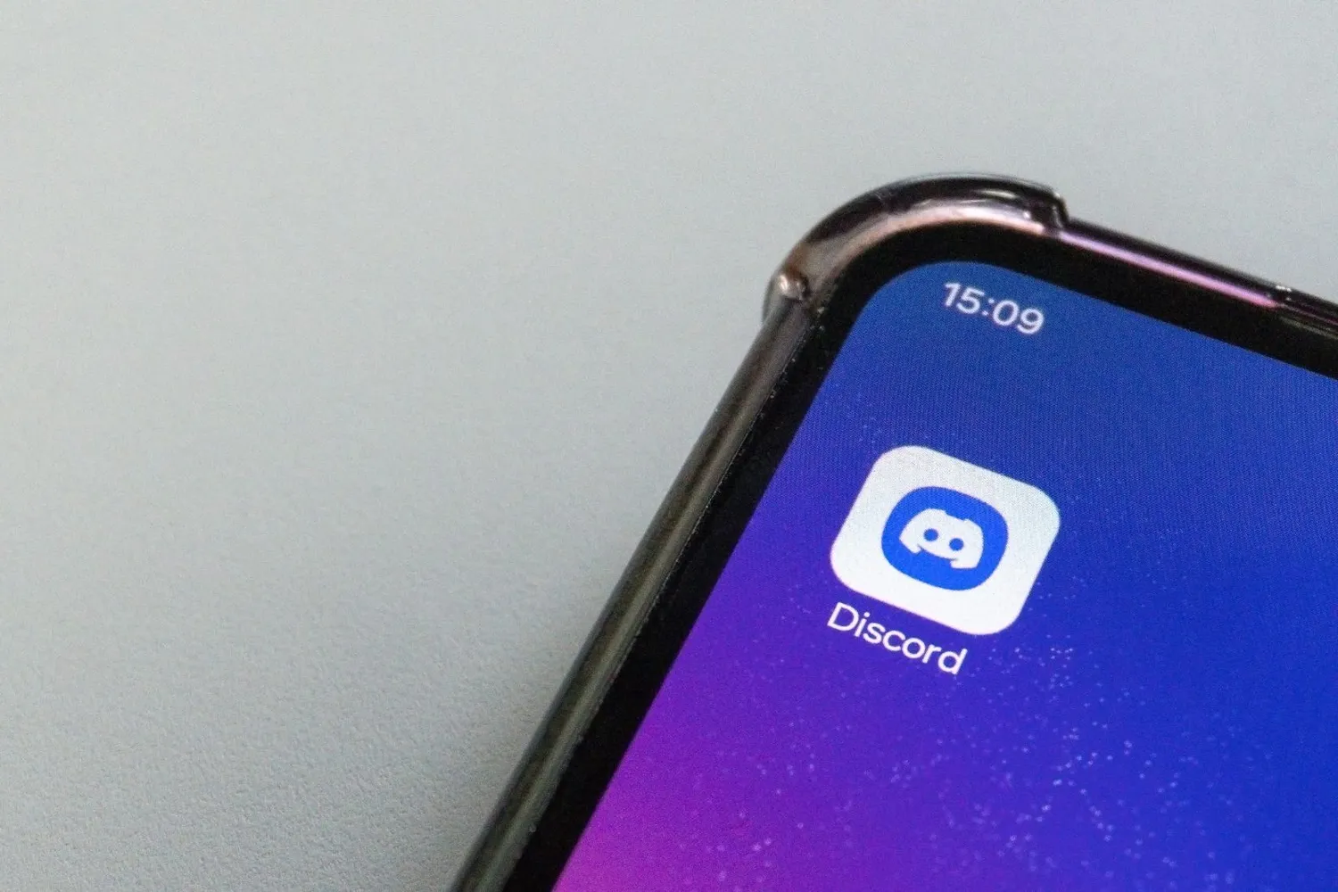 Discord / Natasha Zakharova / Shutterstock.com