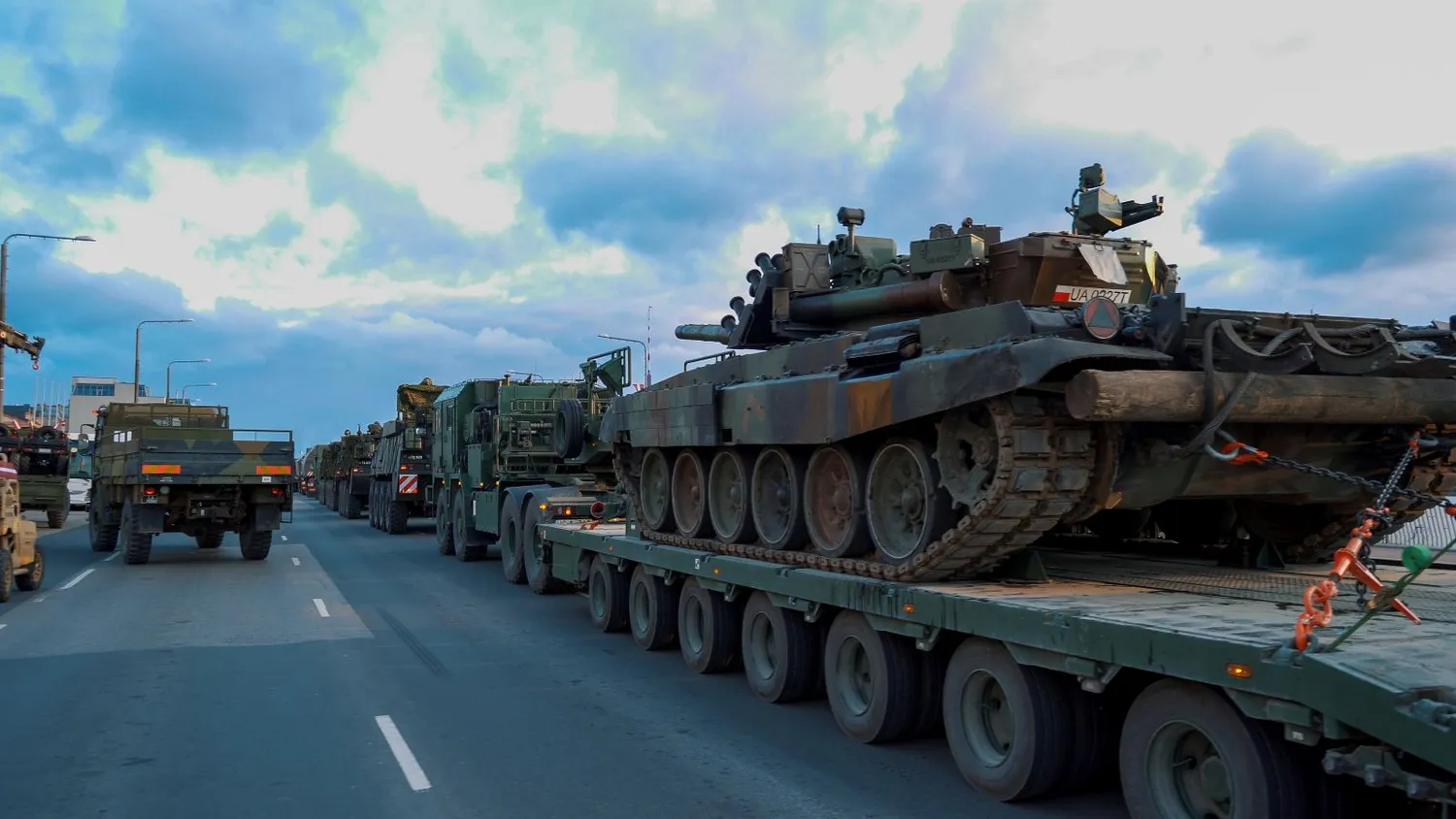 NATO tankai / UldisZile / Shutterstock.com
