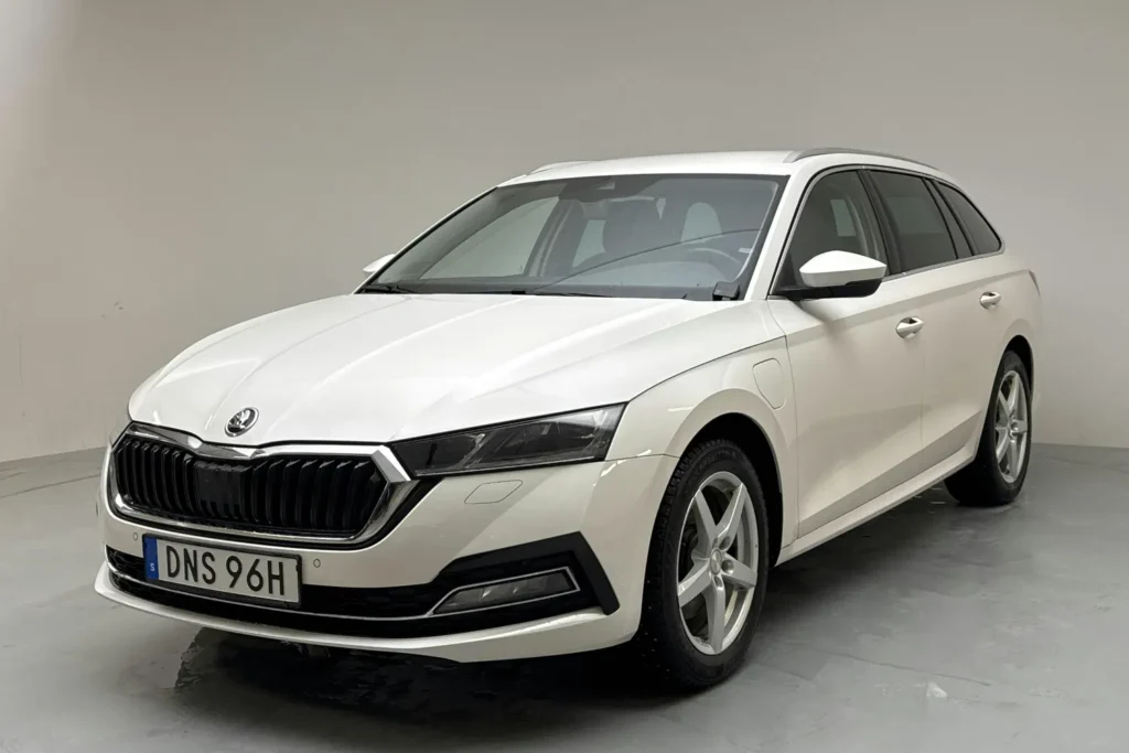 Skoda Octavia Phev Automobilis / Nuotrauka: kvdcars.com (Brave)