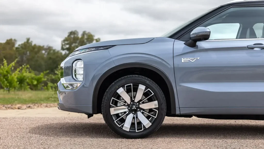 Mitsubishi Outlander Hibridinis Krosoveris / Nuotrauka: drive.com.au (Brave)