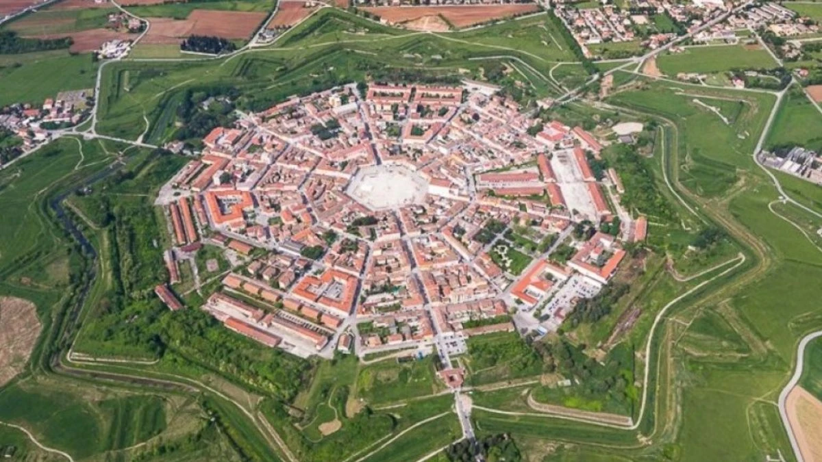 Image Włoskie Miasto Kształcie / Nuotrauka: polskiobserwator.de